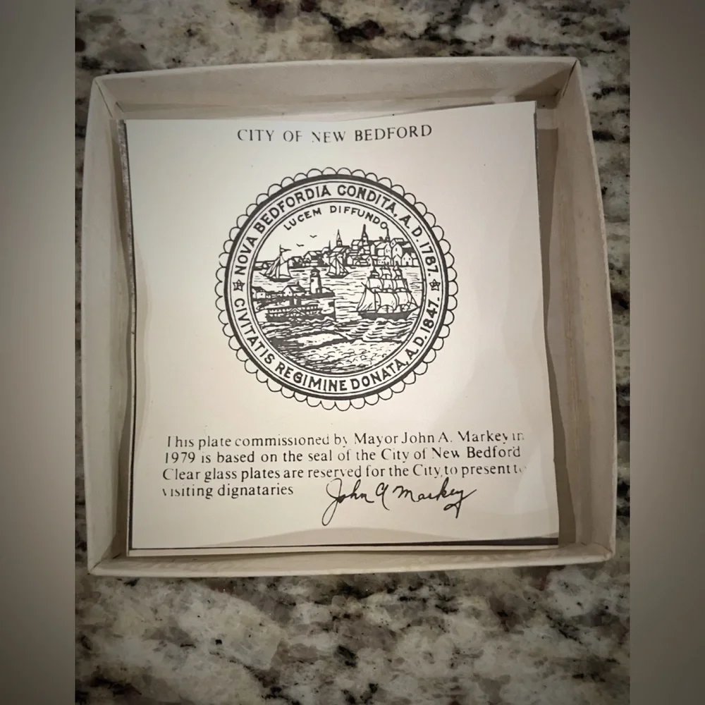 Vintage New Bedford Green Glass Seal Plate 3.5” City of New Bedford Markey 1979 - Picture 4 of 4